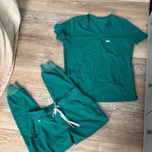 FIGS!!! Green Scrub Set with Jogger Pants both top and bottom MEDIUM!